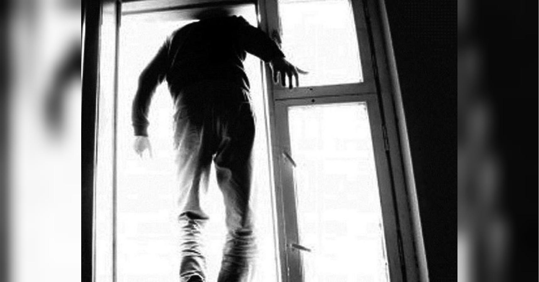 Радикальний спосіб ухиляння від військової служби: чоловік у Чернівцях вистрибнув з вікна військкомату