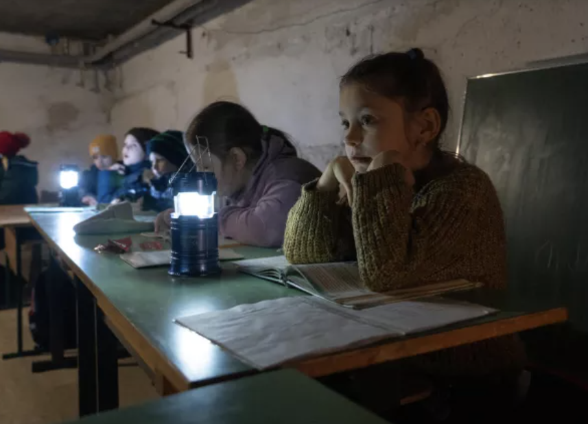За два роки війни діти з прифронтових територій провели майже сім місяців у бомбосховищах