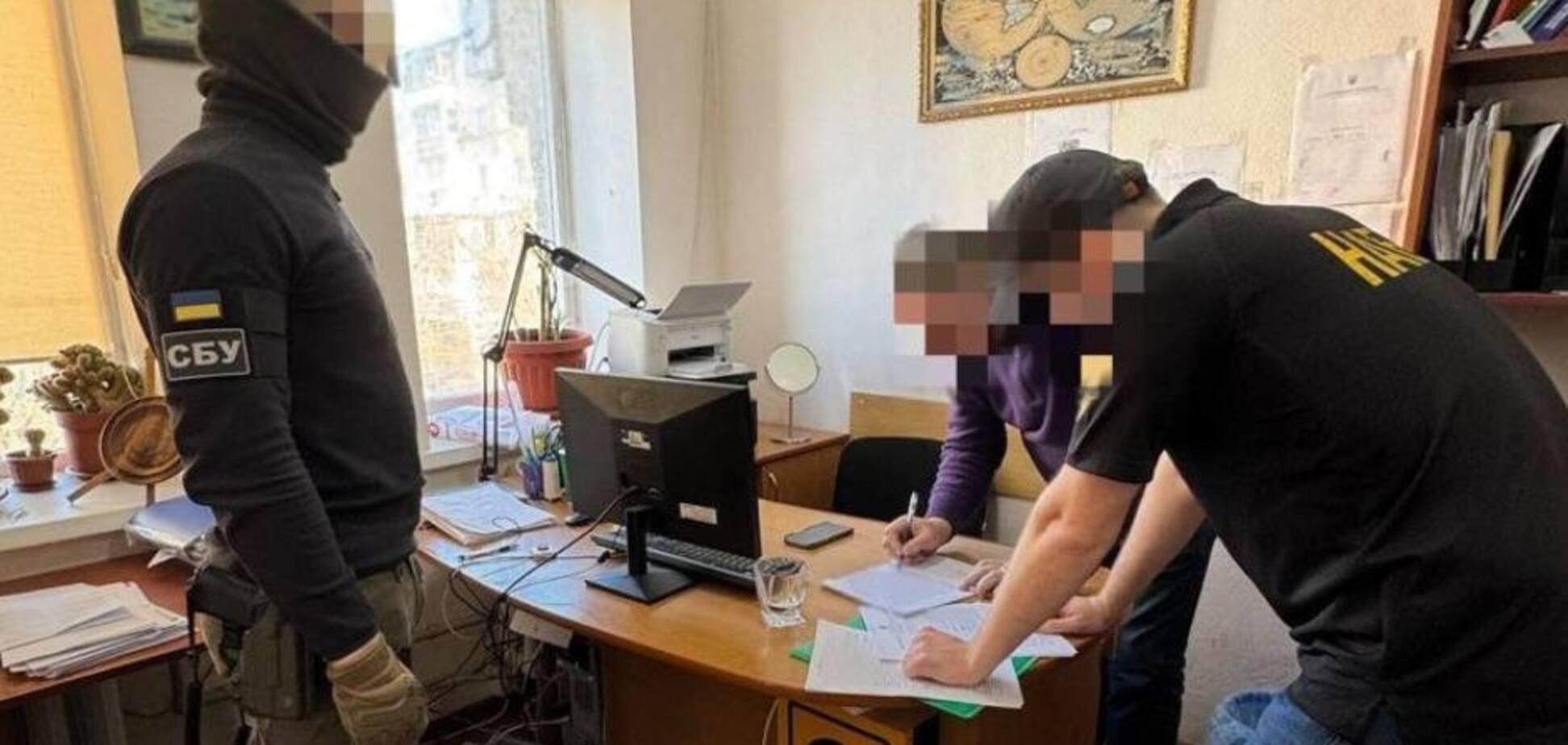 Судді, адвокати та посадовці: викрито масштабну схему незаконного виїзду ухилянтів