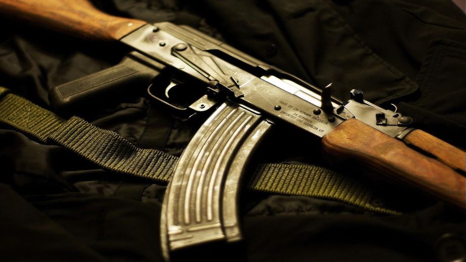 У Кам’янському чоловік відкрив стрілянину з автомата просто у дворі