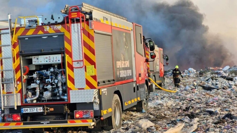 У Житомирі горить сміттєзвалище: школярів перевели на дистанційне навчання