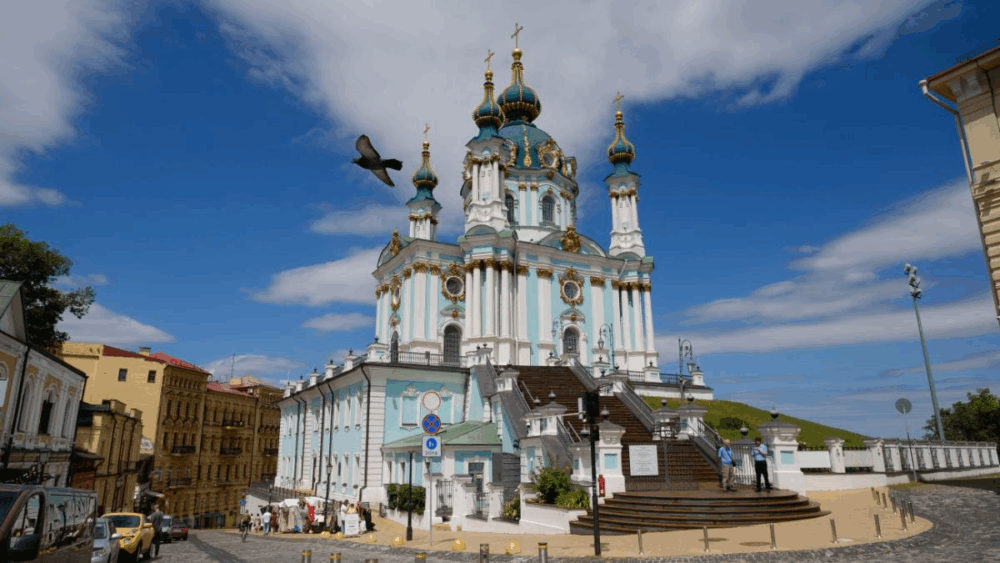 В Україну йдуть дощі та грози, але спека не відступає