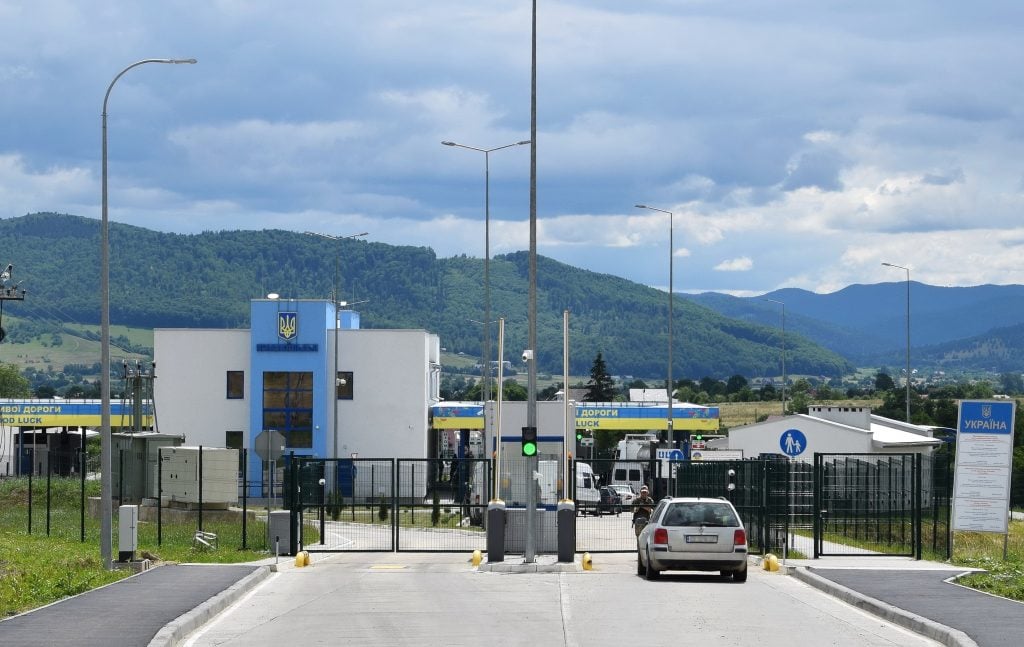 На пункті пропуску «Красноїльськ» затримали жінку з контрабандою старовинних монет
