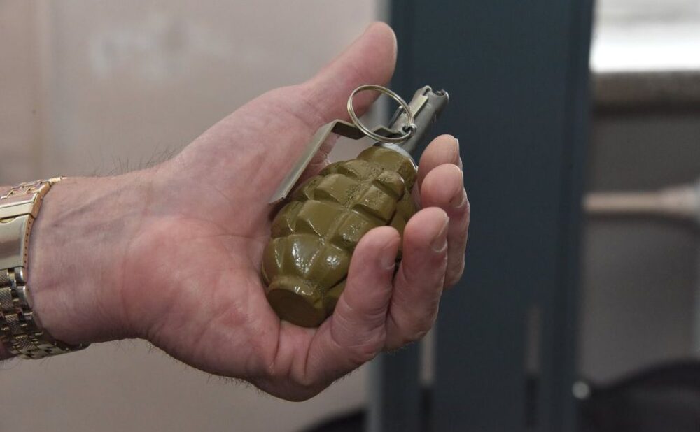 Поліція затримала зловмисника з бойовою гранатою