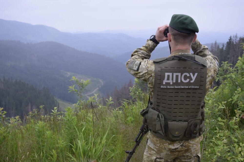 Прикордонники врятували двох чоловіків, які незаконно проникли в режимну зону
