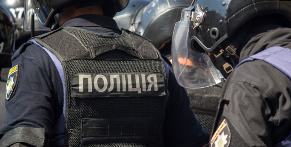 У Києві двоє чоловіків з сокирою та пістолетом намагалися «вибити» зарплату для знайомої
