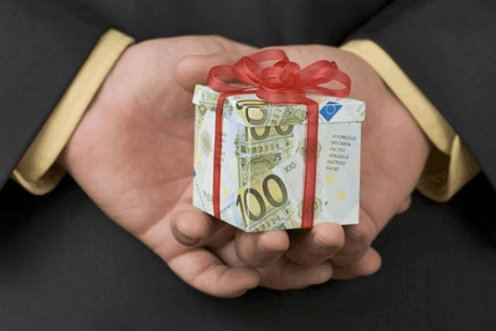 Чиновники задекларували 4,39 млрд грн “подарунків”