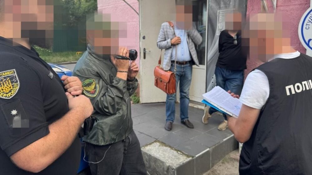 На Хмельниччині викрили канал втечі військовозобов’язаних за кордон через підроблені документи