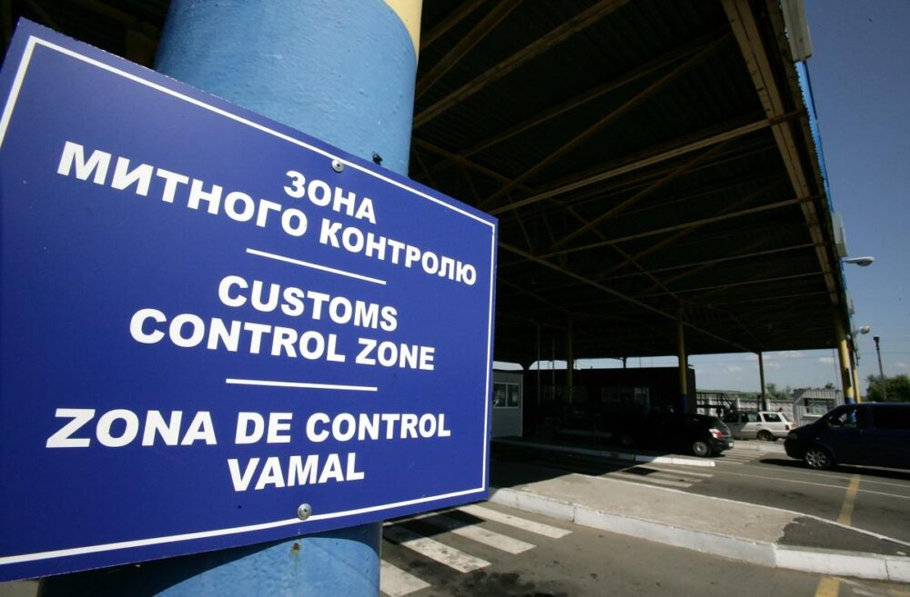На кордоні з Польщею виявили контрабанду: понад 20 тисяч товарів заховали під ковбасами