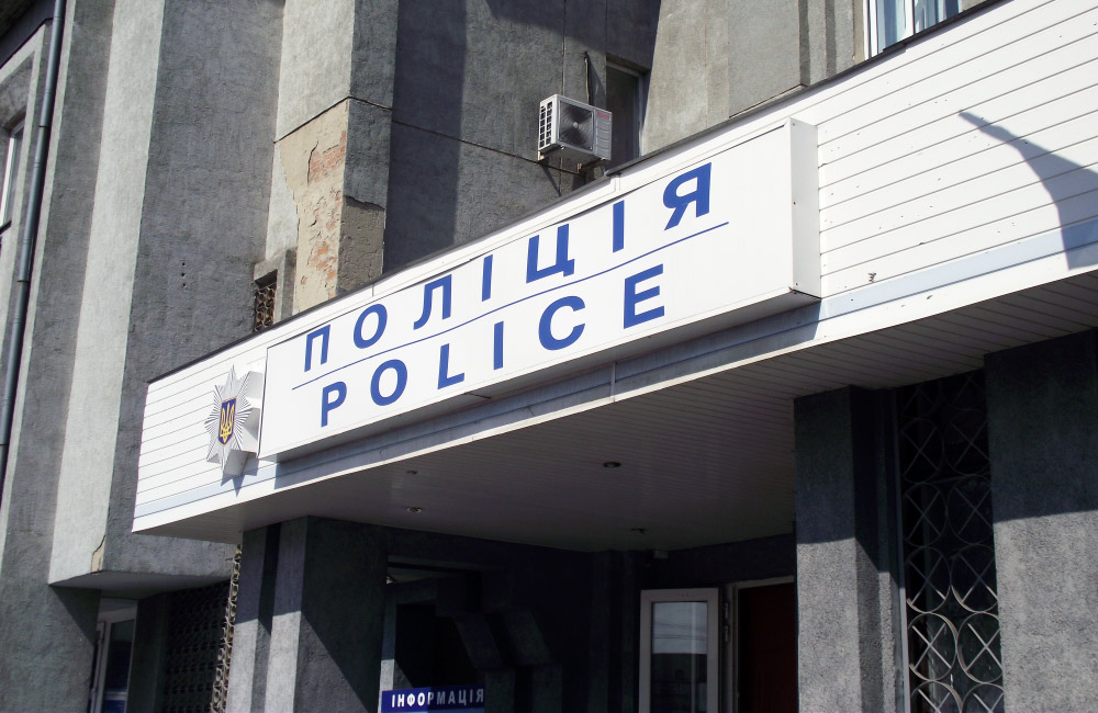 У Волошках чоловік поцупив євро і гривні, і одразу їх загубив