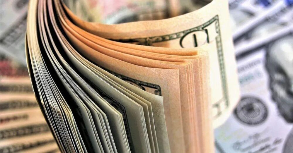 Українці різко зменшили купівлю готівкової валюти: чому це сталося і що буде далі