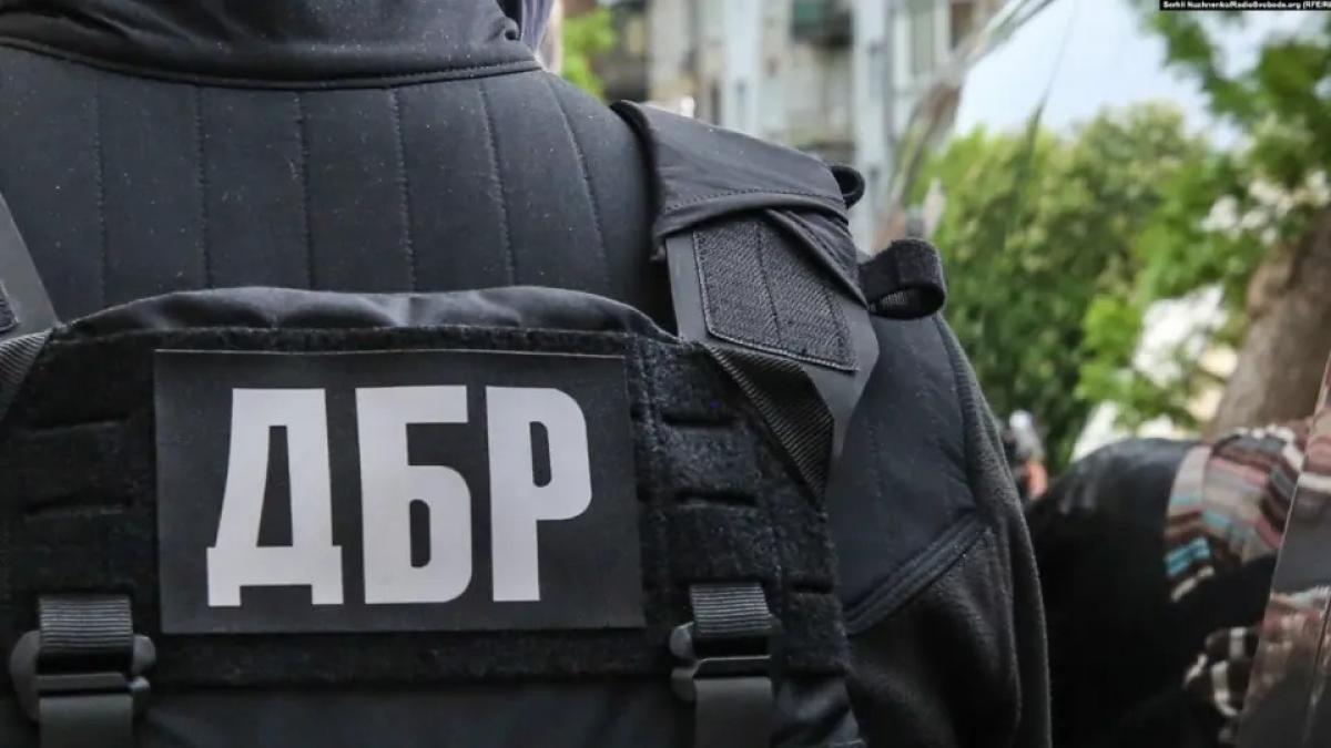 Поліцейський на Київщині вимагав 10 тис. доларів за покривання незаконного вирощування коноплі