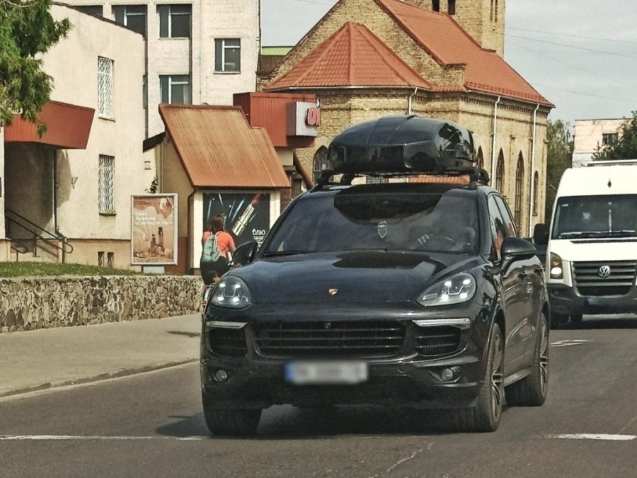 Колишній посадовець ТЦК в Луцьку викликав питання через використання дорогого автомобіля