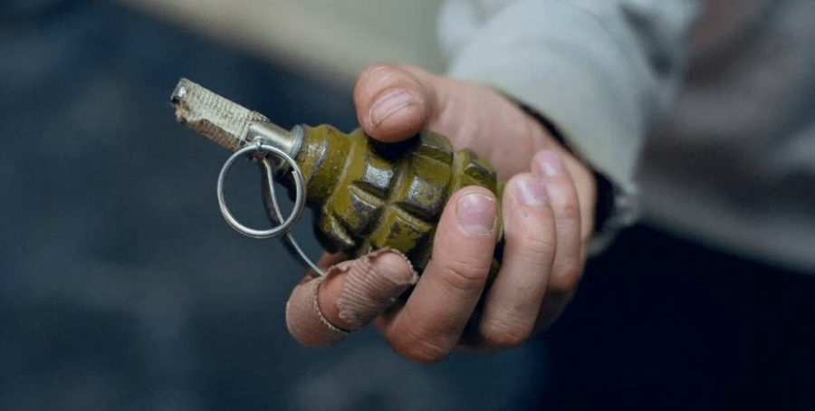 Затримання на Львівщині: поліцейські вилучили гранату з підривачем