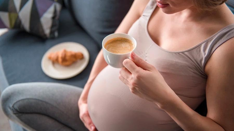 Вплив кофеїну під час вагітності: науковці виявили зміни у розвитку мозку дітей