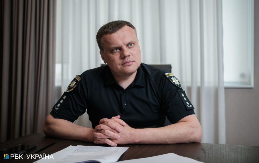 Призначення Андрія Рубеля на пост керівника поліції Київської області викликало жваві обговорення на тлі останніх скандалів у Міністерстві внутрішніх справ. Рубель, який нещодавно залишив посаду директора Департаменту стратегічних розслідувань Національної поліції України, був представлений начальником Нацполіції Іваном Вигівським.