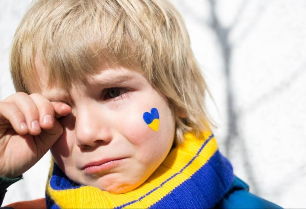 В Україні триває процес повернення дітей із тимчасово окупованих територій, і нещодавно вдалося евакуювати 27 підлітків, які пережили тиск з боку окупаційної влади. Операція стала частиною ініціативи президента Bring Kids Back UA за підтримки міжнародних партнерів, про що повідомила гуманітарна організація Save Ukraine.