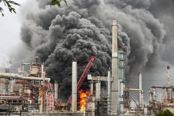 Удар на тисячу кілометрів: дрони рознесли російський нафтозавод у Ярославлі та ракетоносій Ту-95МС в Енгельсі Удар на тисячу кілометрів: дрони рознесли російський нафтозавод у Ярославлі та ракетоносій Ту-95МС в Енгельсі