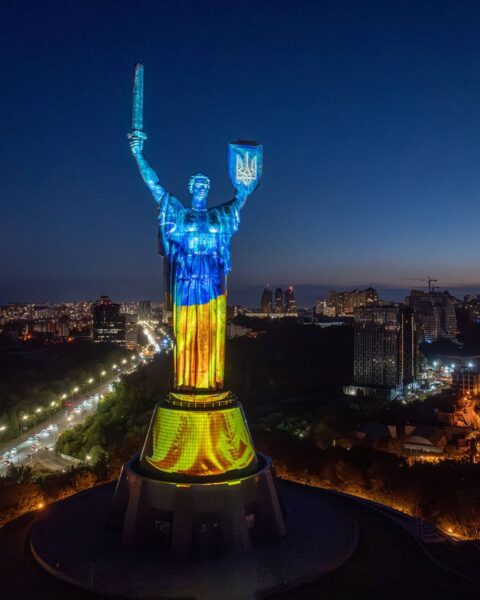 «Майбутнє пам’ятає»: у Києві на монументі «Батьківщина-Мати» презентували світлову артінсталяцію до 35-ї річниці Незалежності «Майбутнє пам’ятає»: у Києві на монументі «Батьківщина-Мати» презентували світлову артінсталяцію до 35-ї річниці Незалежності