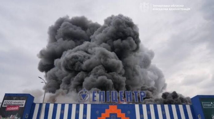 «Боротьба за об'єкт»: співробітники «Епіцентру» в Миколаєві майже добу гасили пожежі після шести ударів БпЛА