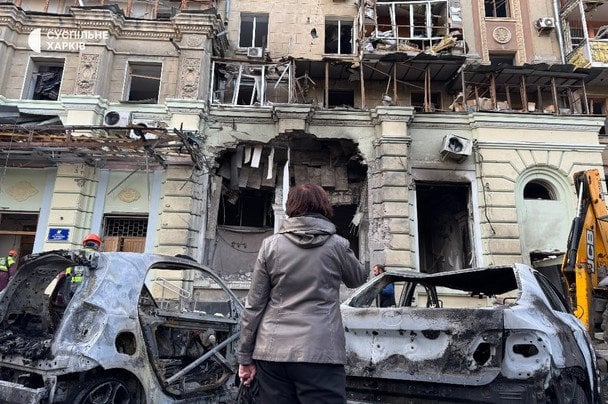 «Дмитрівна, ви живі?!»: харків'янин шукав тещу під завалами після російського удару «Дмитрівна, ви живі?!»: харків'янин шукав тещу під завалами після російського удару