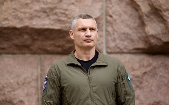 Кличко вирушив до прем’єра обговорювати транспортний колапс у Києві Кличко вирушив до прем’єра обговорювати транспортний колапс у Києві