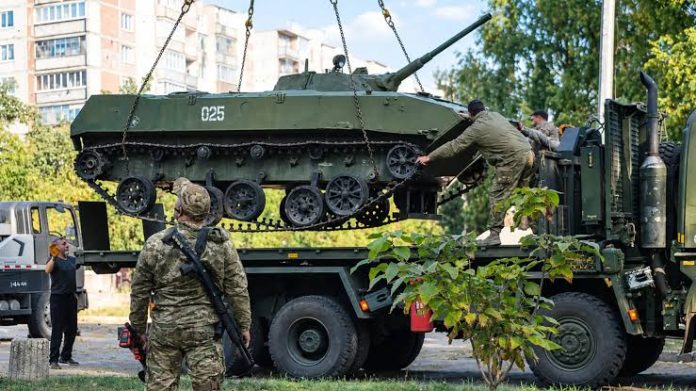 Врятована історія десанту: з Краматорська через обстріли евакуювали легендарний памʼятник БМД-1