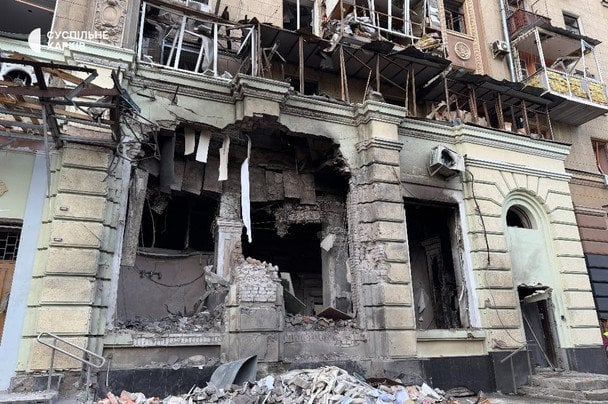 «Дмитрівна, ви живі?!»: харків'янин шукав тещу під завалами після російського удару