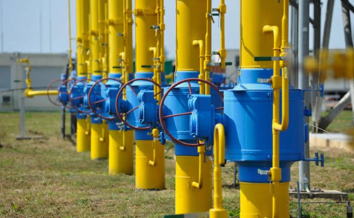Україна знову продаватиме газ за кордон: хто заробить мільйони та чи вистачить палива взимку