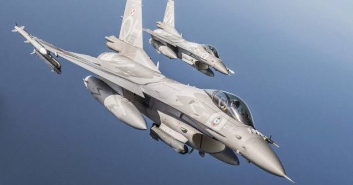 Польща підняла в небо бойову авіацію через масований ракетний удар Росії по Україні