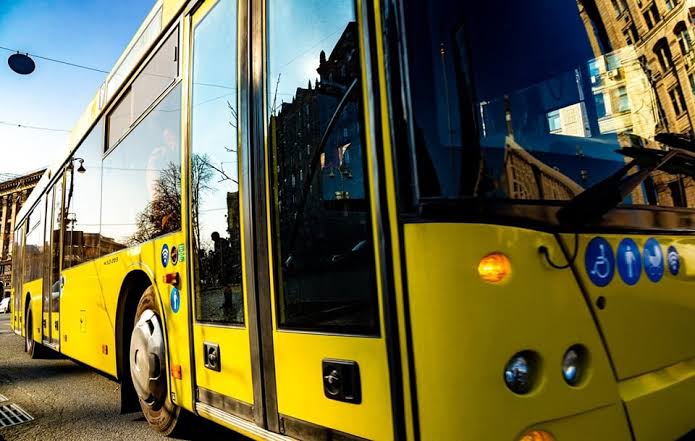 Київ змінює транспортні маршрути між берегами: запускають нові автобуси та тролейбус